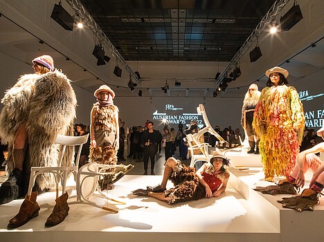 Mehrere Models auf einer Bühne bei den Austrian Fashion Awards