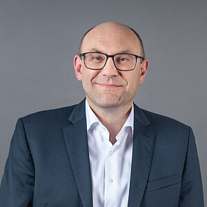 Ich bin Ansprechperson für unsere Facility-Dienstleister*innen und Hausverwaltungen. Als Asset-Manager kümmere ich mich um unsere Immobilien.  