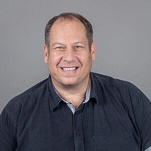 Ich bin für den Betrieb und die Weiterentwicklung unseres Customer-Relations-Management-Tools verantwortlich und übernehme auch Aufgaben und Projekte aus anderen Bereichen der Anwendungsentwicklung.
