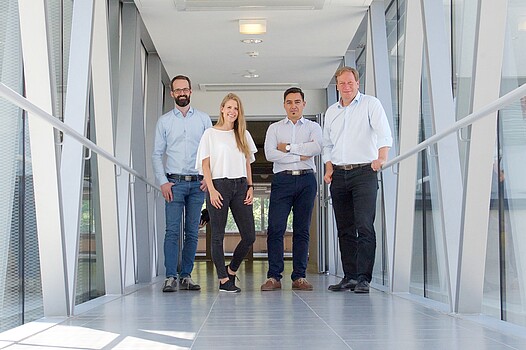 Auf dem Foto sieht man die Gründer*innen von UpNano, von links nach rechts: Peter Gruber, Denise Hirner, Aleksandr Ovsianikov, Bernhard Küenburg.