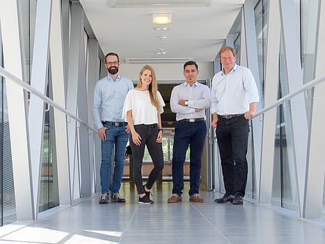 Auf dem Foto sieht man die Gründer*innen von UpNano, von links nach rechts: Peter Gruber, Denise Hirner, Aleksandr Ovsianikov, Bernhard Küenburg.