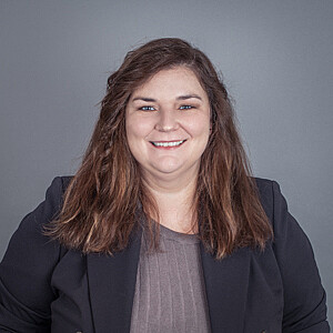  Portrait von Daniela Pieters eine Frau mit schulterlangen, braunen Haaren