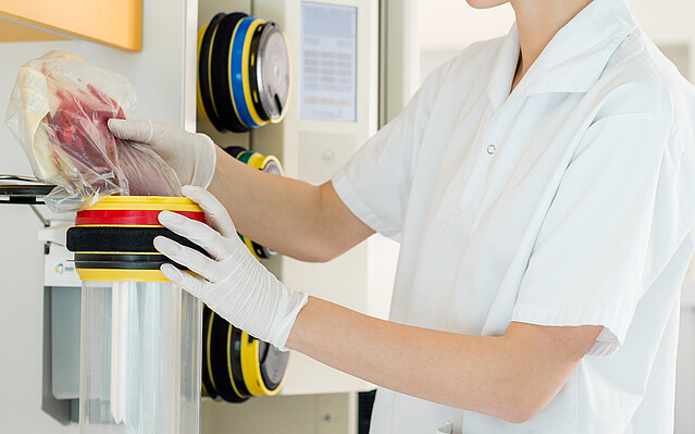 A medical professional using the Sumetzberger system