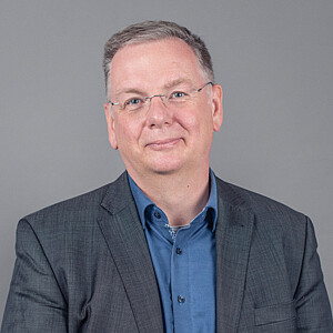 Ich gewährleiste und verantworte einen sicheren sowie stabilen IT-Betrieb und kümmere mich um die Wartung, die Weiterentwicklung und den Ausbau der IT-Systeme und -Services.