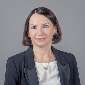 Als Juristin bin ich mit der Betreuung, Beratung und Unterstützung rechtlicher Themen und Aufgaben befasst und bin die Ansprechpartnerin für vergaberechtliche Fragestellungen. 
