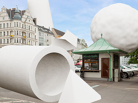 Kunstinstallation/Grafik: Große, weiße Objekte vor bzw. hinter einem Würstelstand