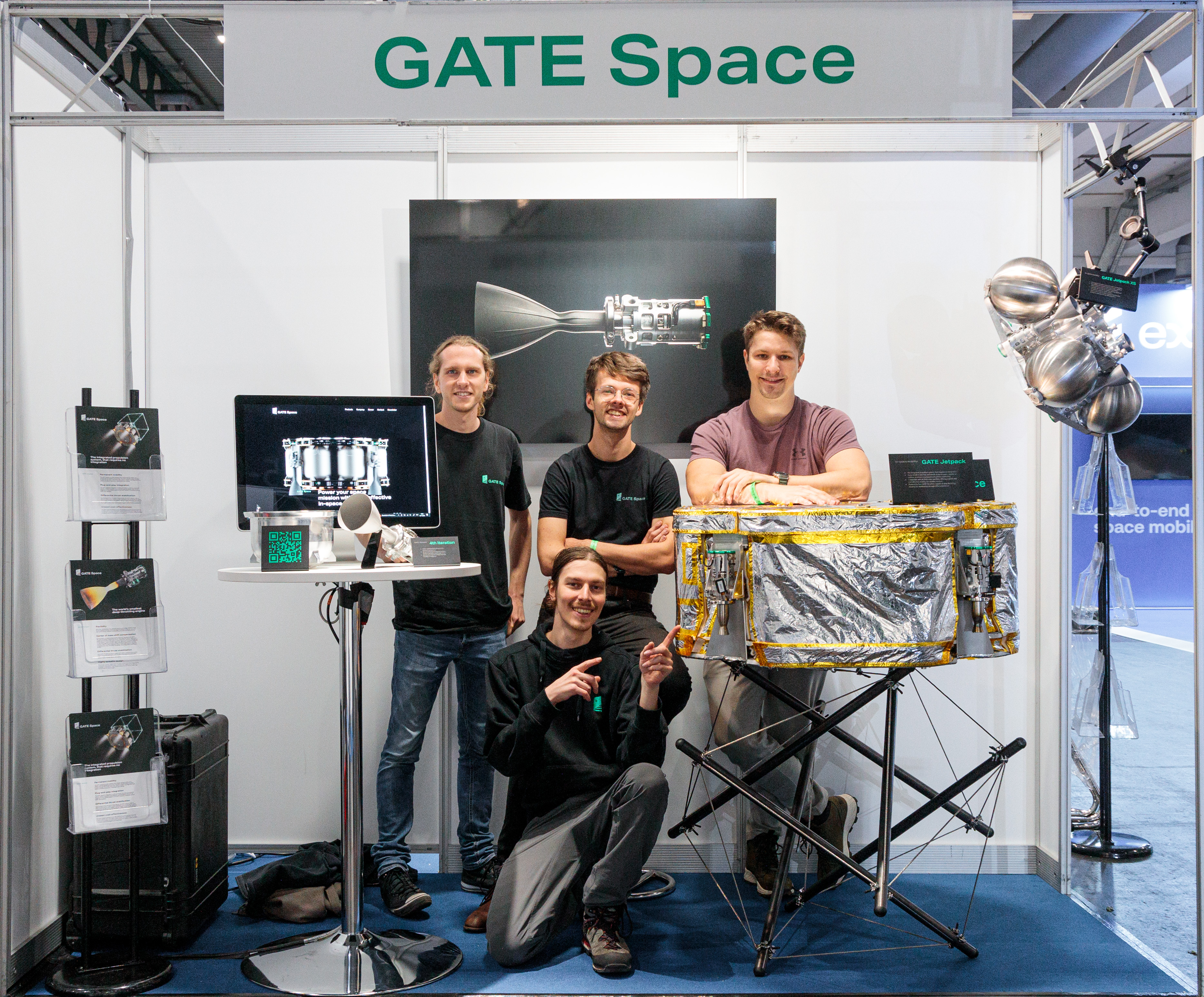 Gate Space: Personen stehen vor einem Messestand des Unternehmens Gate Space